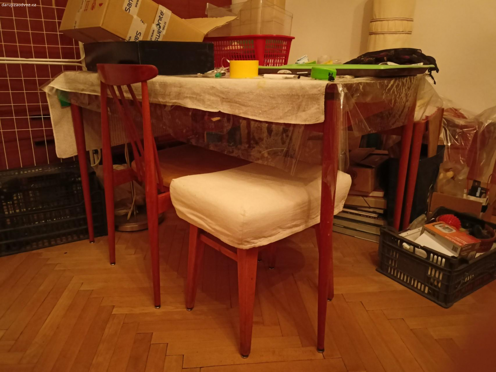 Daruji jídelní stul. Jídelní stůl v 74 cm, d 106 cm, š 70 cm

cca z 60. let v zachovalém stavu, nábytek Dřevotvar. Mam celou sadu podobneho nabytku, podivejte se na ostatni moje nabidky.

prosim kontaktujte me na email