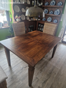 Jídelní stůl