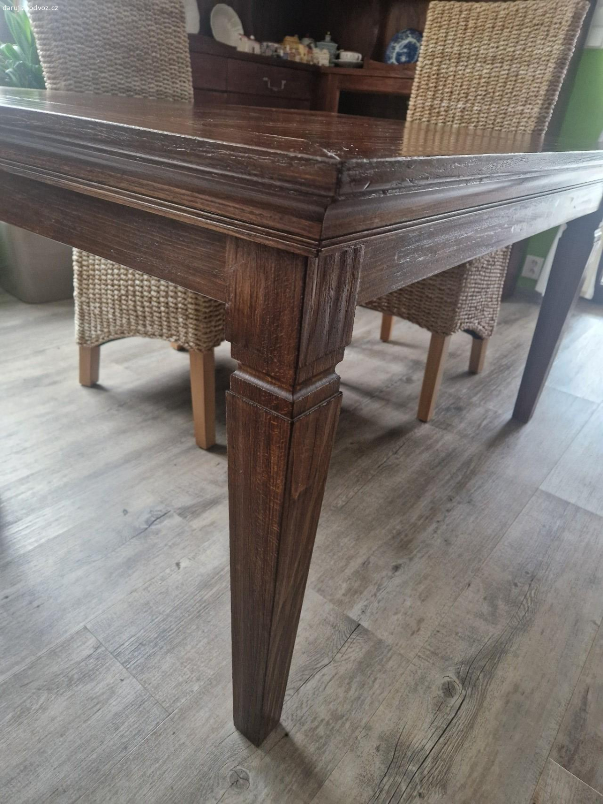 Jídelní stůl. Daruji za odvoz jídelní stůl z masivu borovice, mořený, rozměry 100 cm x 140 cm x 75 cm.