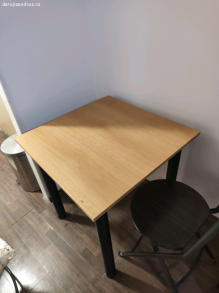 Jídelní stůl