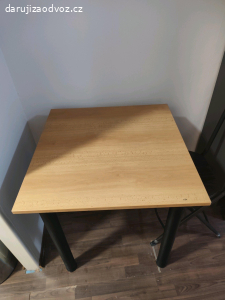 Jídelní stůl
