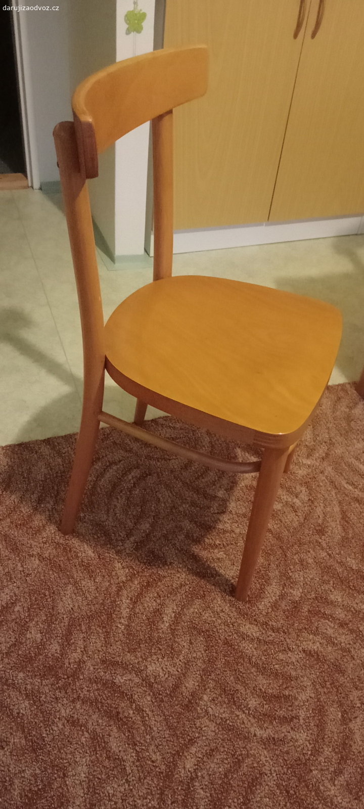 Jídelní židle. Klasická kuchyňská židle. Dvě židle ihned k odběru, třetí za nějakou dobu. Nerozvrzané, jako nové... Osobní odběr v Brně Líšni