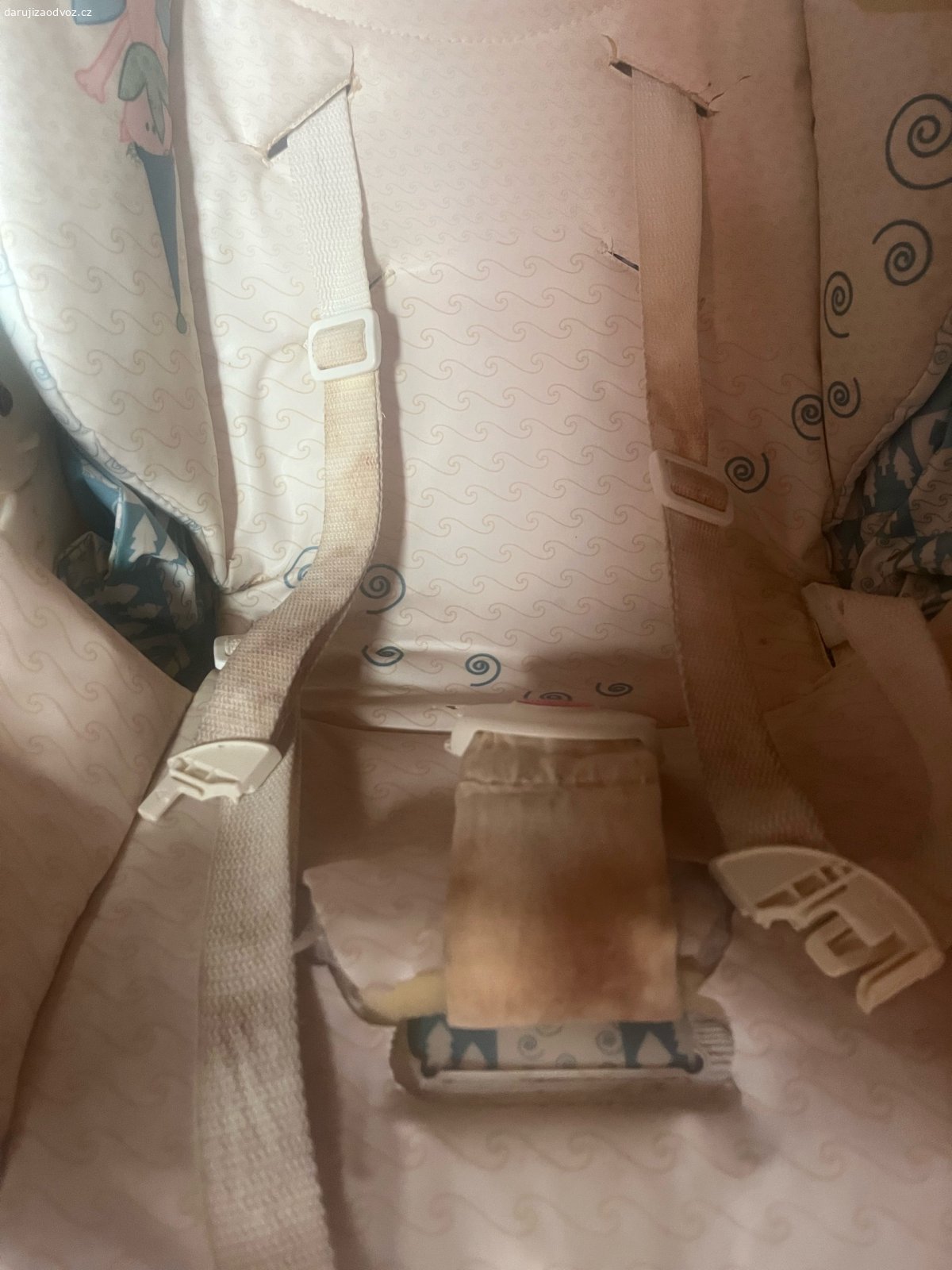 Jídelní židle. Daruji za odvoz (sladkost pro dceru potěší) dětskou jídelní židli. Už má to nejlepší za sebou, ale je plně funkční. Jen kosmetické vady - špinavé popruhy (nezkoušela jsem vyčistit) a natržený potah u zapínání (na funkčnost nemá vliv)