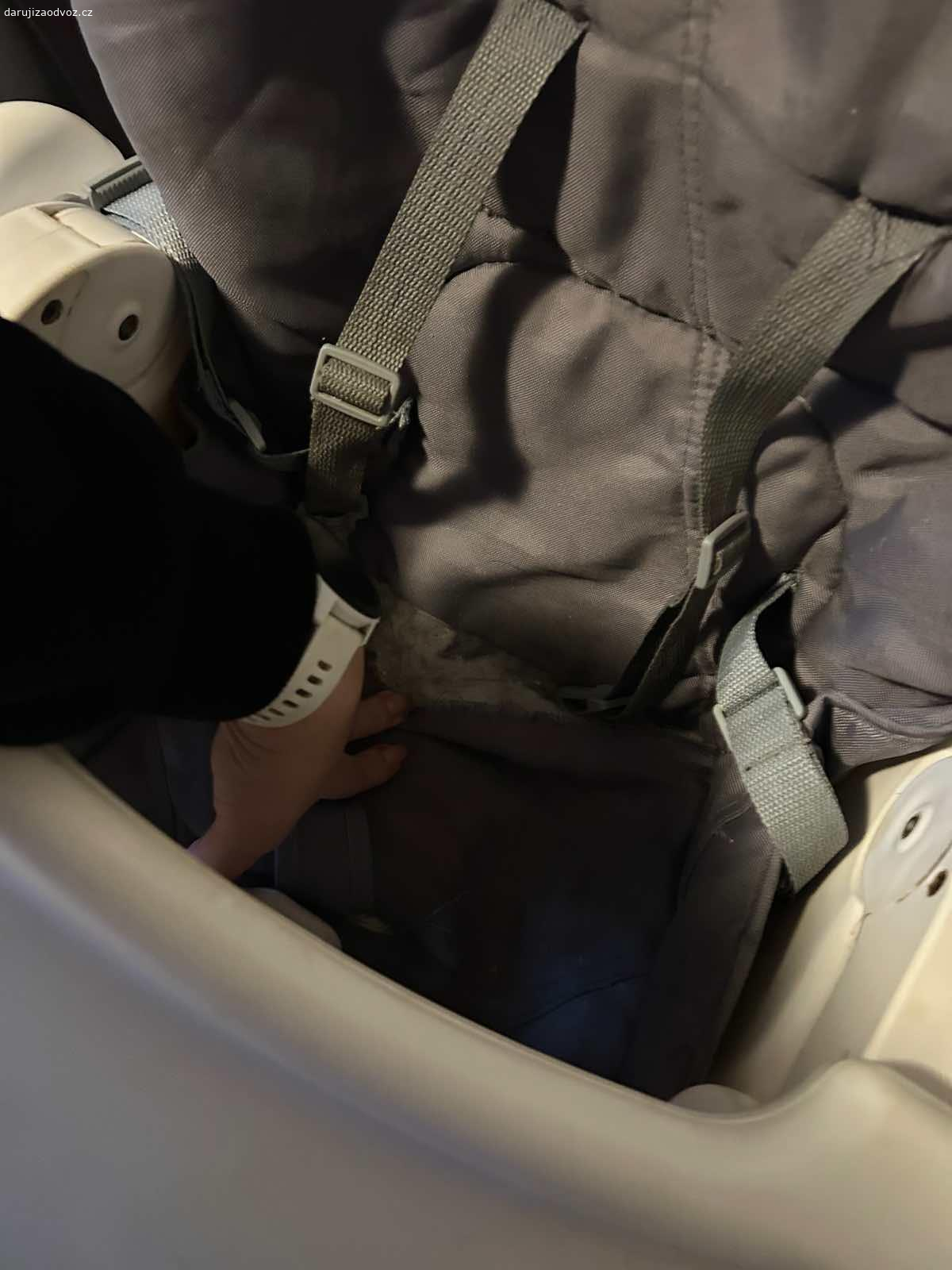 Jídelní židlička caretero. Dětská židlička caretero. Regulace opěradla- 3 polohy (až do polohy v leže), odnímatelný stolek, nastavitelná výška židličky, lze složit.Jediná vada roztrhlý potah viz poslední foto. Pouze osobní předání. Více info ve zprávě. Prosím posílejte jen sms. 
Nechám za ovoce a sladkosti pro děti