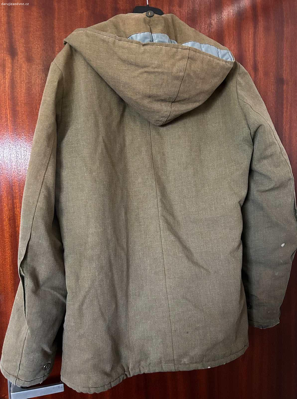 Kabát vatovaný, pracovní s kapucí. Daruji vatovaný, pracovní kabát, velikost M/L