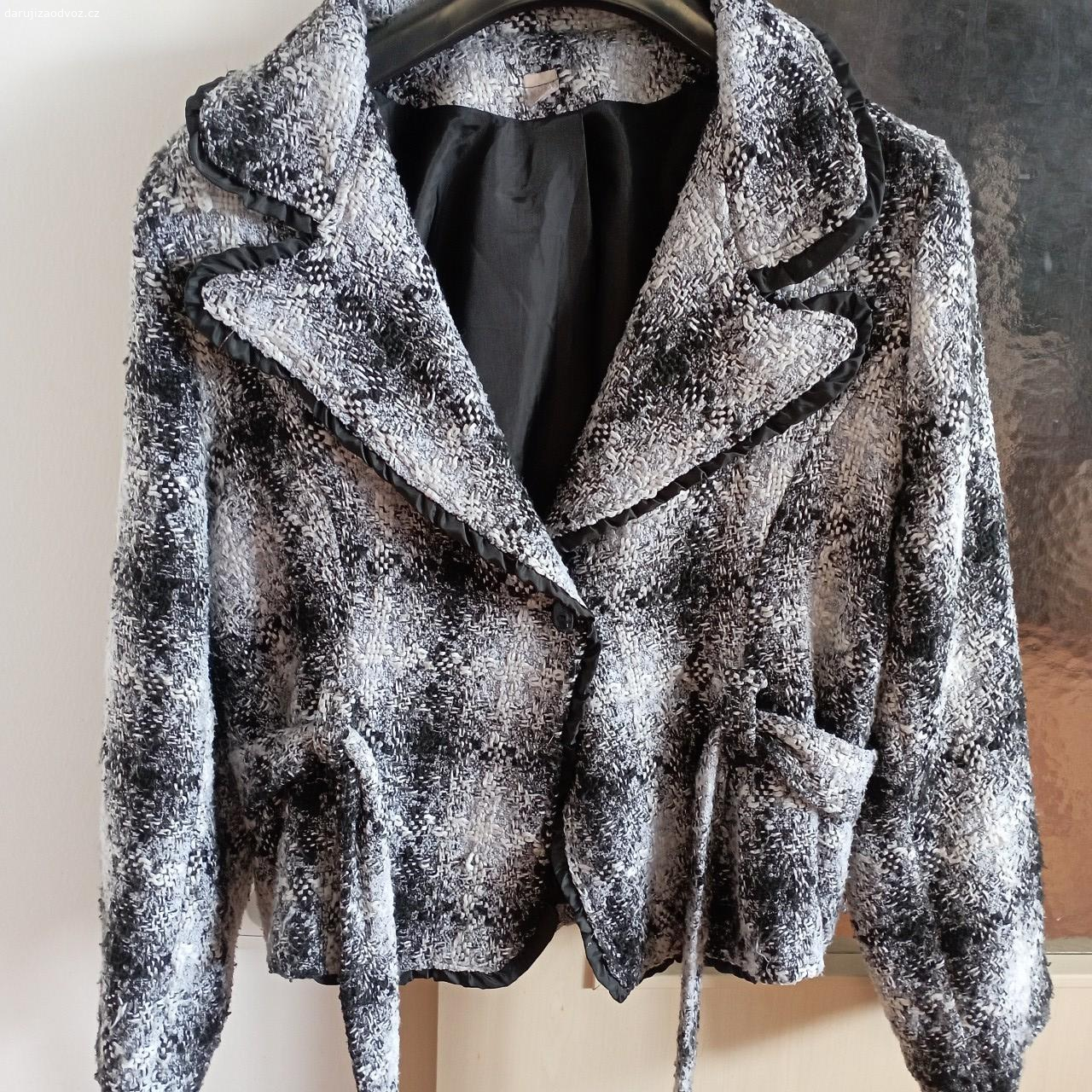 Kabátek s la Šanel. Velikost odpovídá 38-40 M. Chybí jeden knoflík.