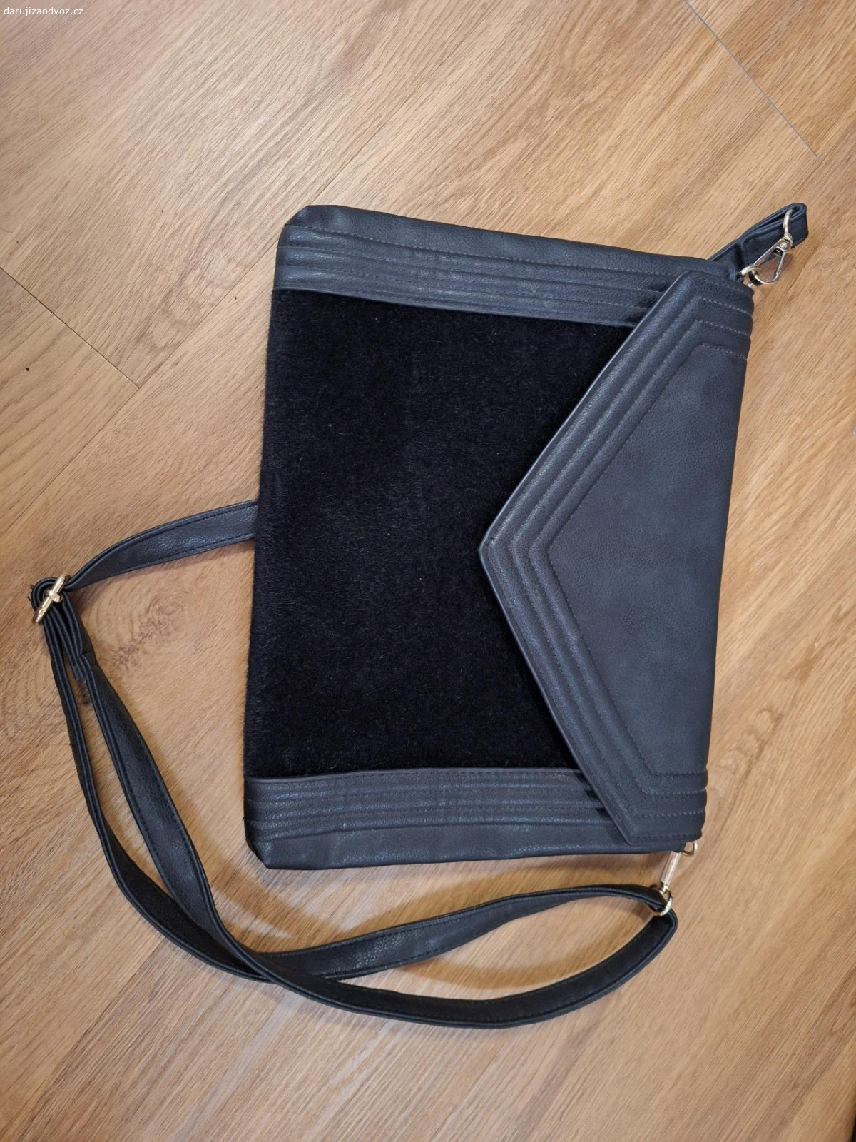 Kabelka. černá kabelka 
osobní předání po dohodě v Dobřejovicích u Prahy