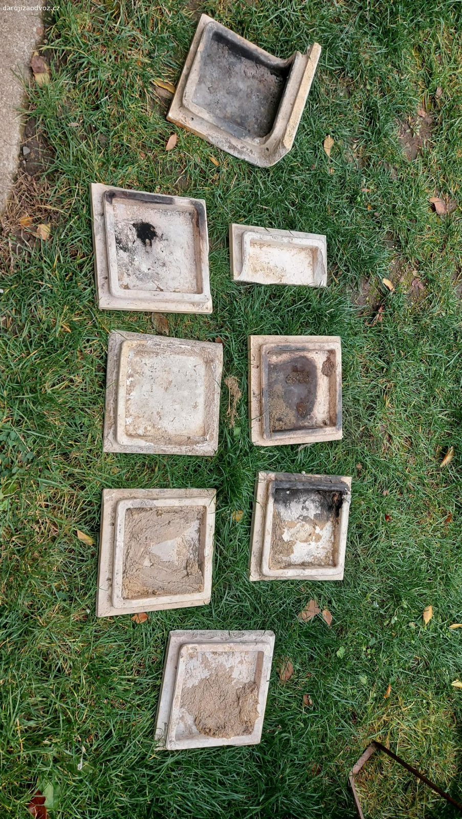 Kachle z kachlových kamen(?). Modré, jen to co je na obrázcích