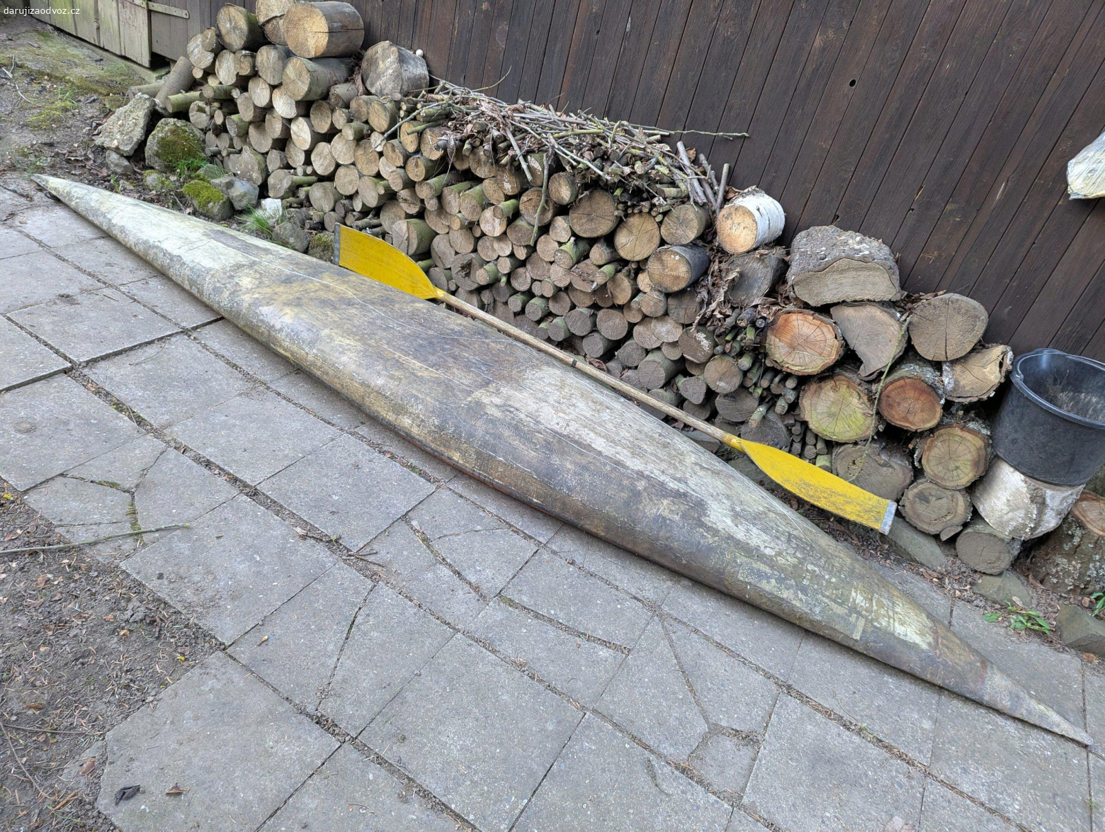 Kajak laminát. Bývalí nájemníci chaty nám nechali kajak s pádlem. Roky ležel na střeše. Není v dobrém stavu, vhodný asi už jen k dekoraci.