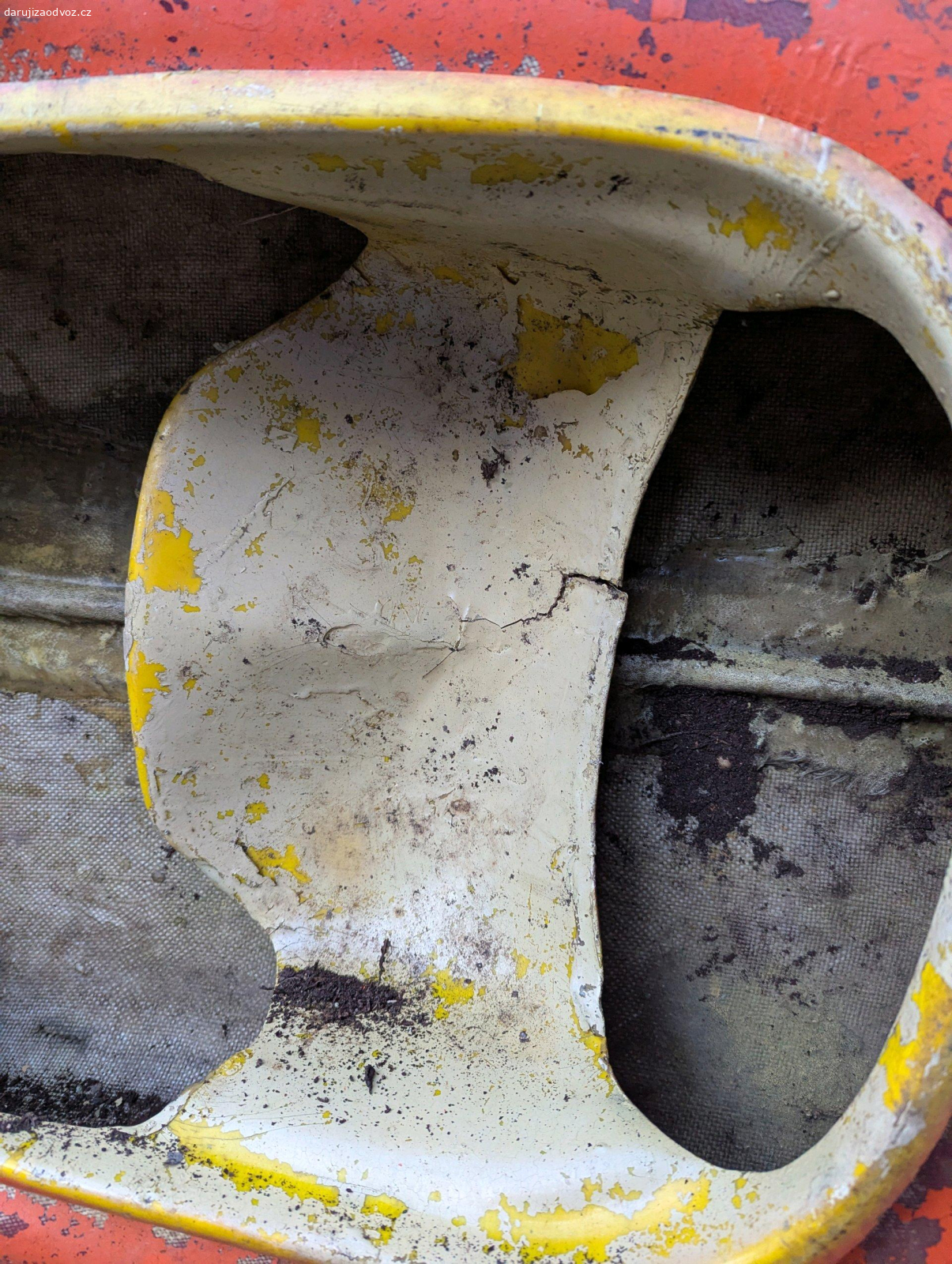 Kajak laminát. Bývalí nájemníci chaty nám nechali kajak s pádlem. Roky ležel na střeše. Není v dobrém stavu, vhodný asi už jen k dekoraci.