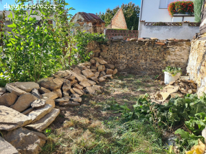 Kameny a cihly za odvoz