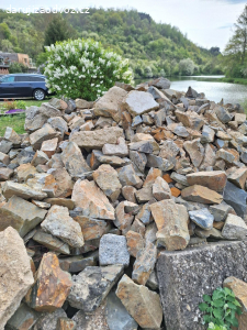 kameny na skalku nebo do betonu.