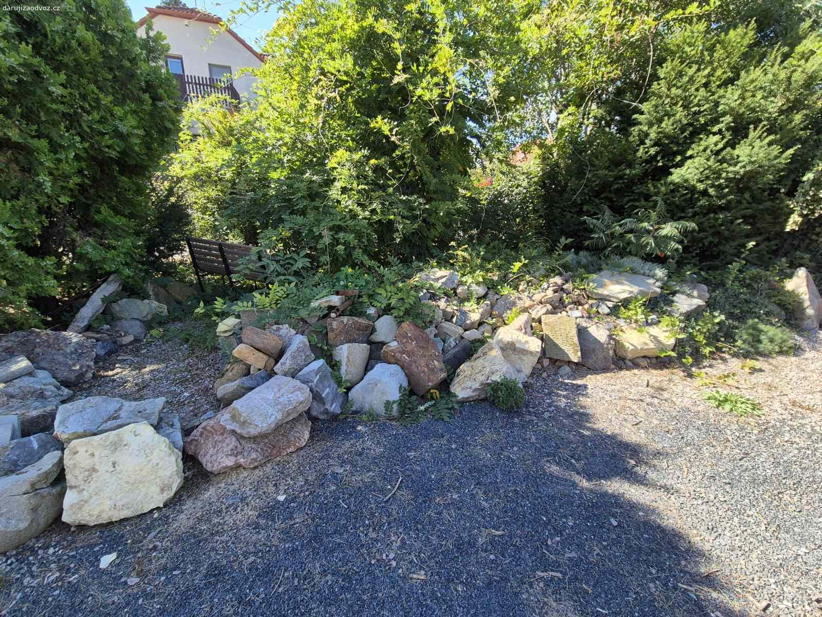 Kameny - různě velké. Daruji za odvoz různě velké kamenu. Praha - Stodůlky