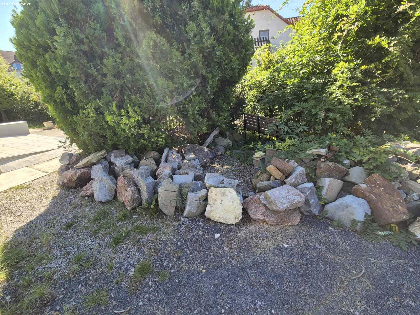 Kameny - různě velké. Daruji za odvoz různě velké kamenu. Praha - Stodůlky
