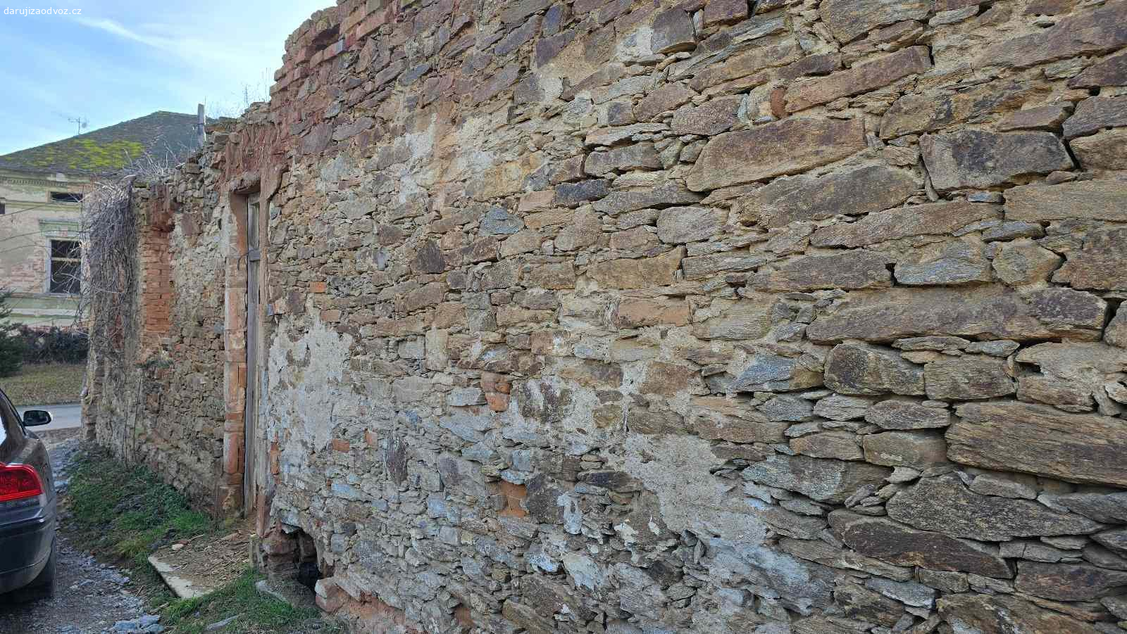 KAMENY. Daruji kameny z domu. Minimálně z jedné strany rovný - viz foto.
Materiál leží na hlíně, není třeba nějaká sbiječka, nebo tak. Vozíkem, či kontejnerem se dostanete hned k tomu.
Při větším odběru mohu zajistit dopravu, zaleží na domluvě.
