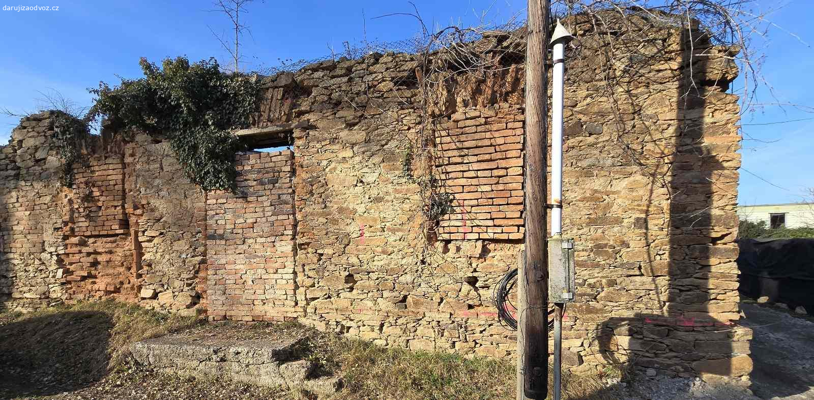 KAMENY. Daruji kameny z domu. Minimálně z jedné strany rovný - viz foto.
Materiál leží na hlíně, není třeba nějaká sbiječka, nebo tak. Vozíkem, či kontejnerem se dostanete hned k tomu.
Při větším odběru mohu zajistit dopravu, zaleží na domluvě.