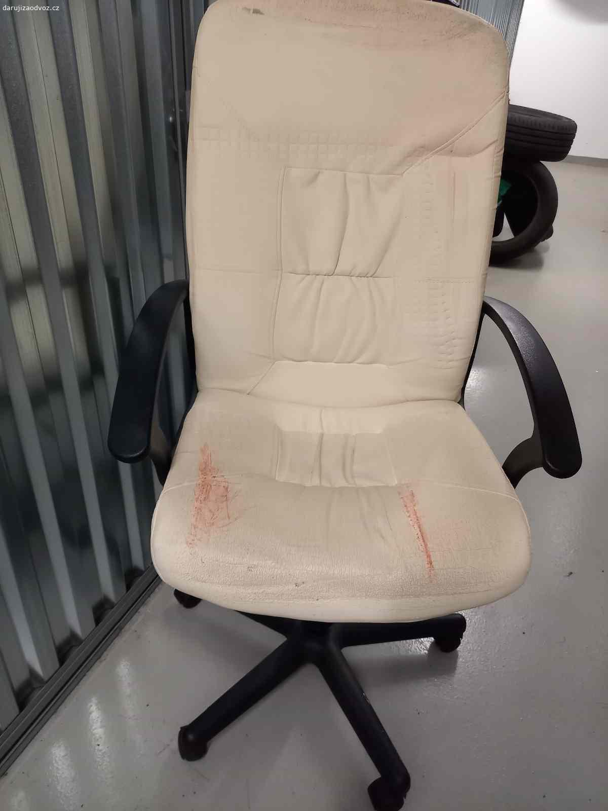 Kancelářská židle. Bílá kancelářská židle. Středně opotřebena, bez mechanických vad