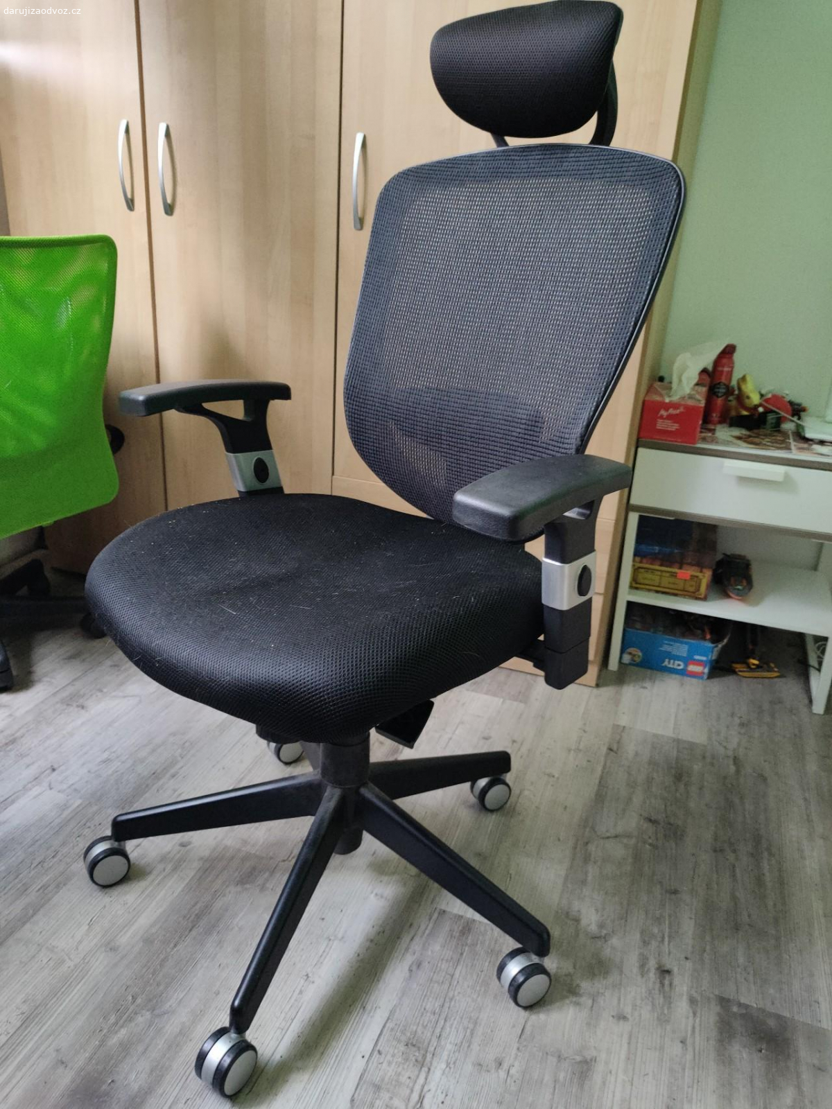 Kancelářská židle. Daruji za odvoz kancelářskou židli.
Vše funkční.
Brno