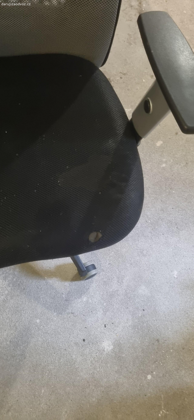 Kancelářská židle. Daruji za odvoz z Holešovic kancelářskou židli, funkční, stav dle foto