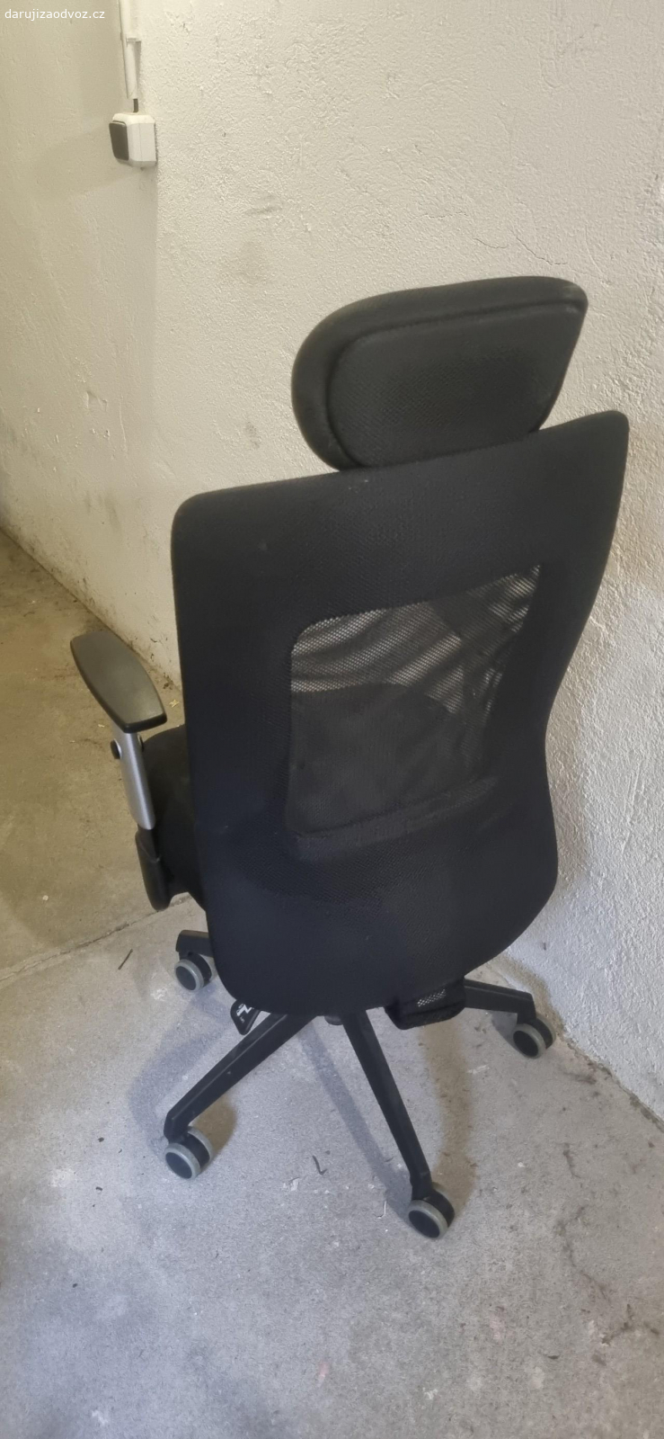 Kancelářská židle. Daruji za odvoz z Holešovic kancelářskou židli, funkční, stav dle foto