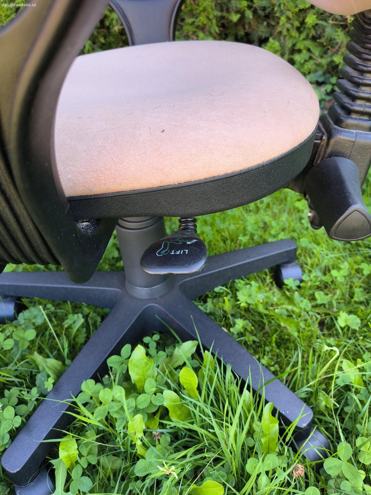 Kancelářská židle. Trochu vrže, ale jinak ok