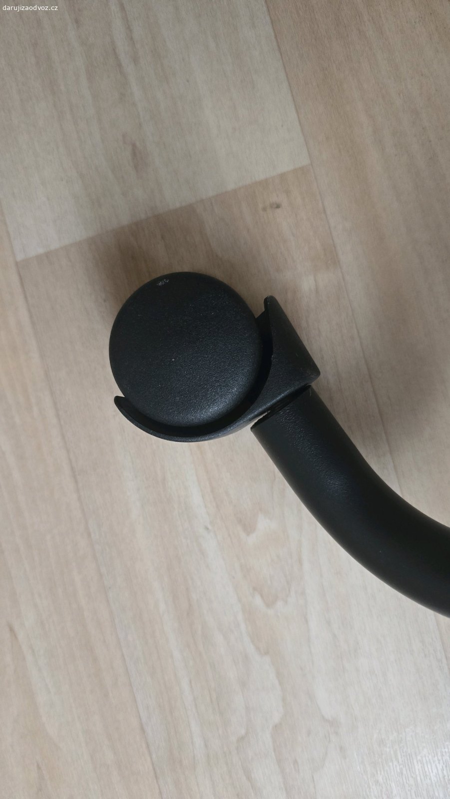 Kancelářská židle. Zdravím, daruji kancelářskou židli. Jedno z koleček aktuálně při pohybu instantně vypadává, jelikož se utrhla jedna ze součástek (funkční kolečko na obrázku 2, rozbité kolečko na obrázku 3). Někdo šikovnější by nejspíš dokázal opravit :)

Předání osobně v Brně poblíž zastávky Grohova.
