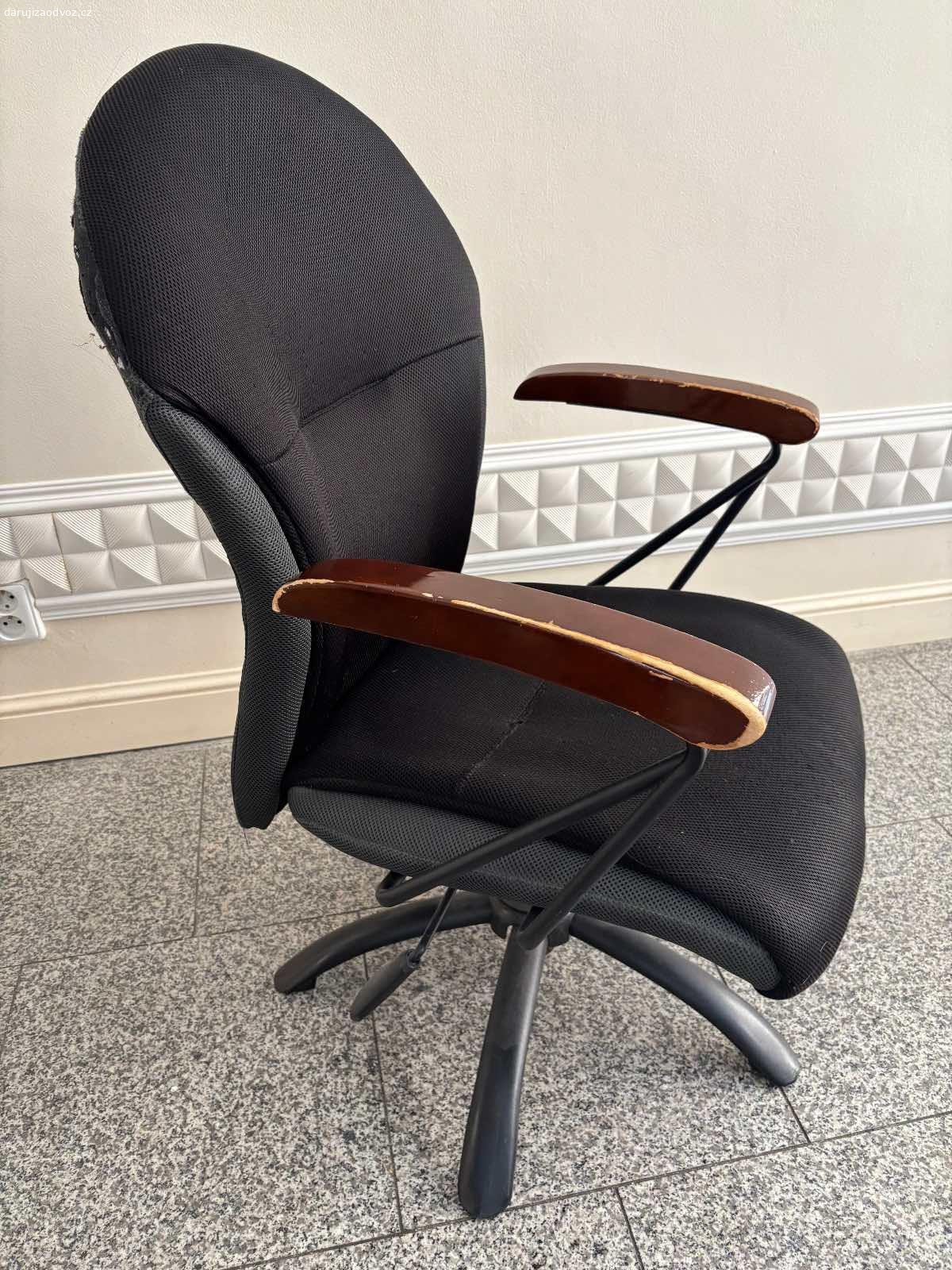 Kancelářské kreslo. Velmi pohodlna kancelářská zidle. Bez kolecek. Na Stav viz foto.