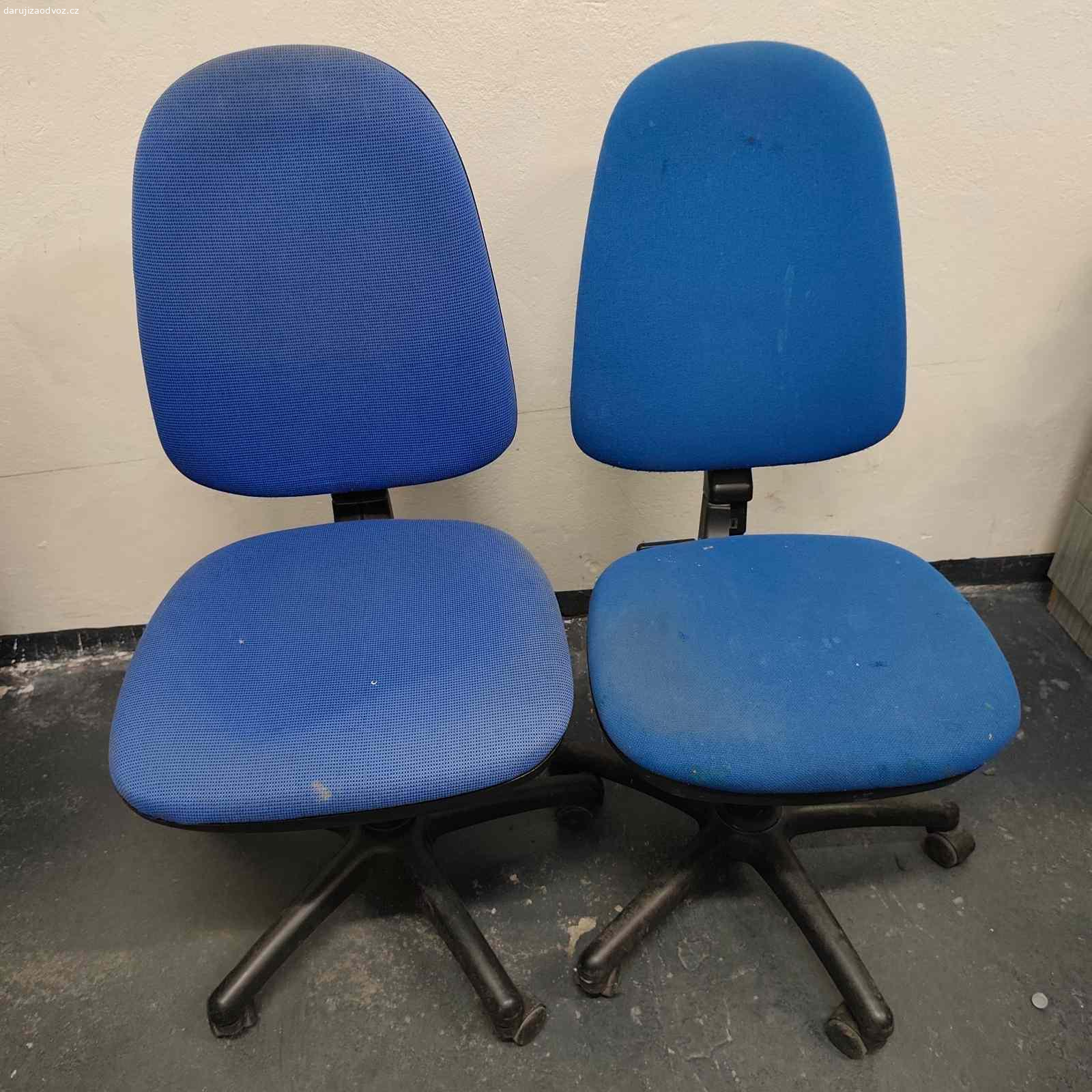 Kancelářské židle 2 kusy modré. Ihned k odběru za odvoz 2 kancelářské židle, stav dle foto, kolečka, sedáky vše funguje, opotřebení viz. foto. Odvoz možný po dohodě kdykoliv!