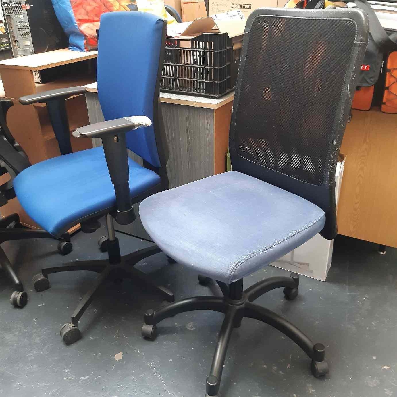 Kancelářské židle již pouze 2 kusy. Daruji za odvoz kancelářské židle, již pouze 2 kusy, a to jasně modrá a koženková černá. Všechny plně funkční, kolečka, nastavování, jeví známky opotřebení, ale žádné zdevastované, potrhané nejsou. U koženkové černé popraskané područky a sedák, látkové jsou bez poškození. My jsme obdrželi také darem , když jsme začínali a pomohly nám, tak pouštíme rádi dál ať přinesou ještě užitek. Do začínající kanceláře, do dílny, studia, zkušebny nebo do garáže apod. vhodné.
Odvoz možný po dohodě prakticky kdykoliv, ve všední den i o víkendu.