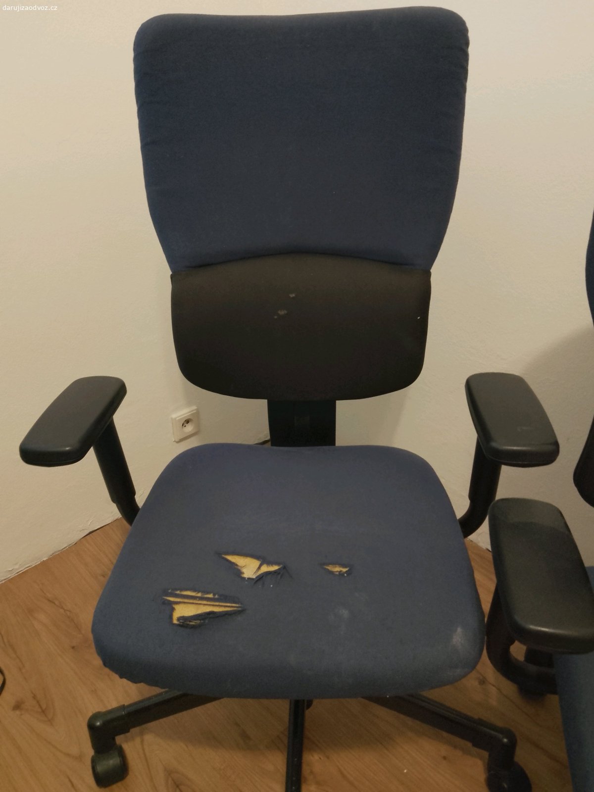 Kancelářské židle. Pěkný den, vyklízíme kancelář a dáme za odvoz kancelářské židle. Máme 5 ks stejného designu a 1 ks trochu jinou. Sedáky jsou potrhané, chtělo by to na ně našít nějaký obal. Ale jinak jsou židle v pořádku.