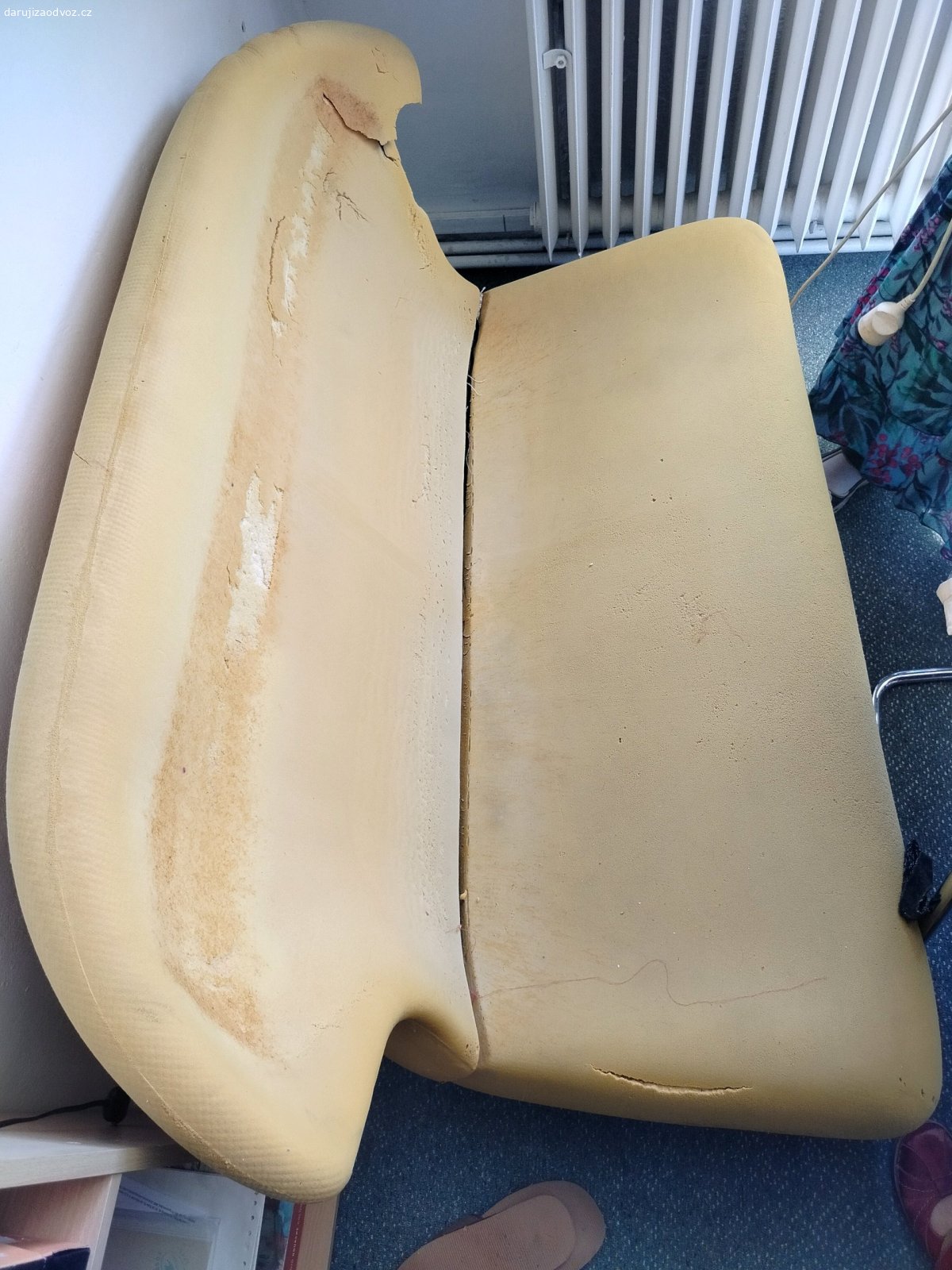 kancelářský nábytek. odnos z podkroví z pražských Bohnic, z pavilonu 19