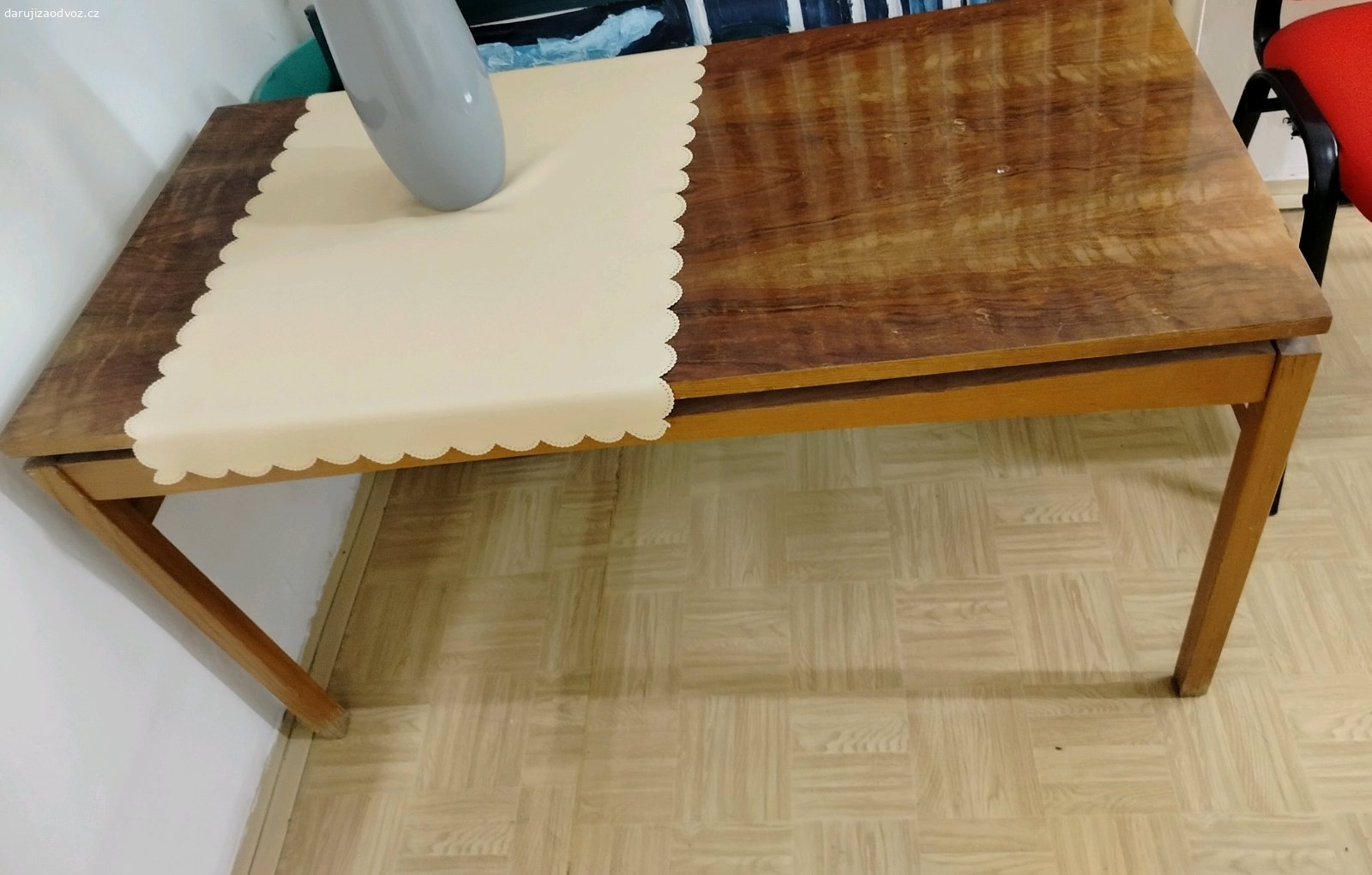 kancelářský nábytek. odnos z podkroví z pražských Bohnic, z pavilonu 19