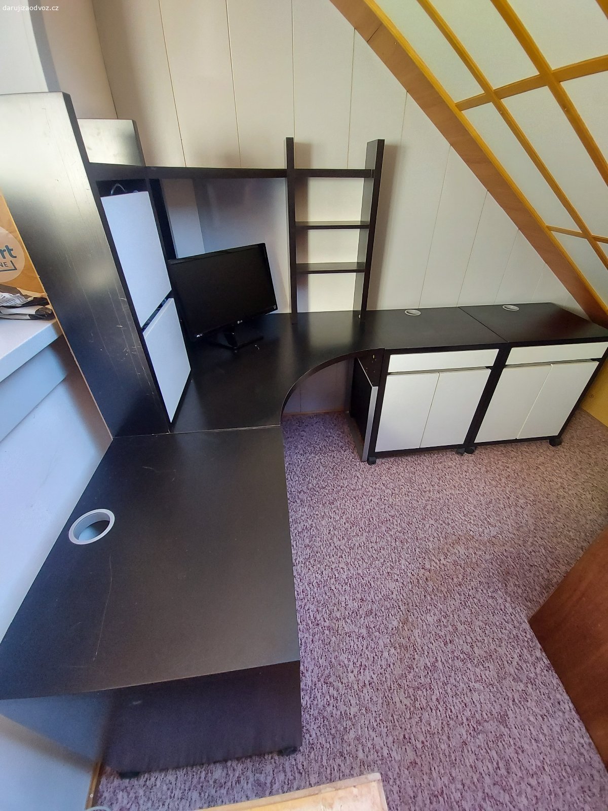 Kancelářský nábytek. Daruji nábytek viz. foto, vše funkční, drobné oděrky z používání.