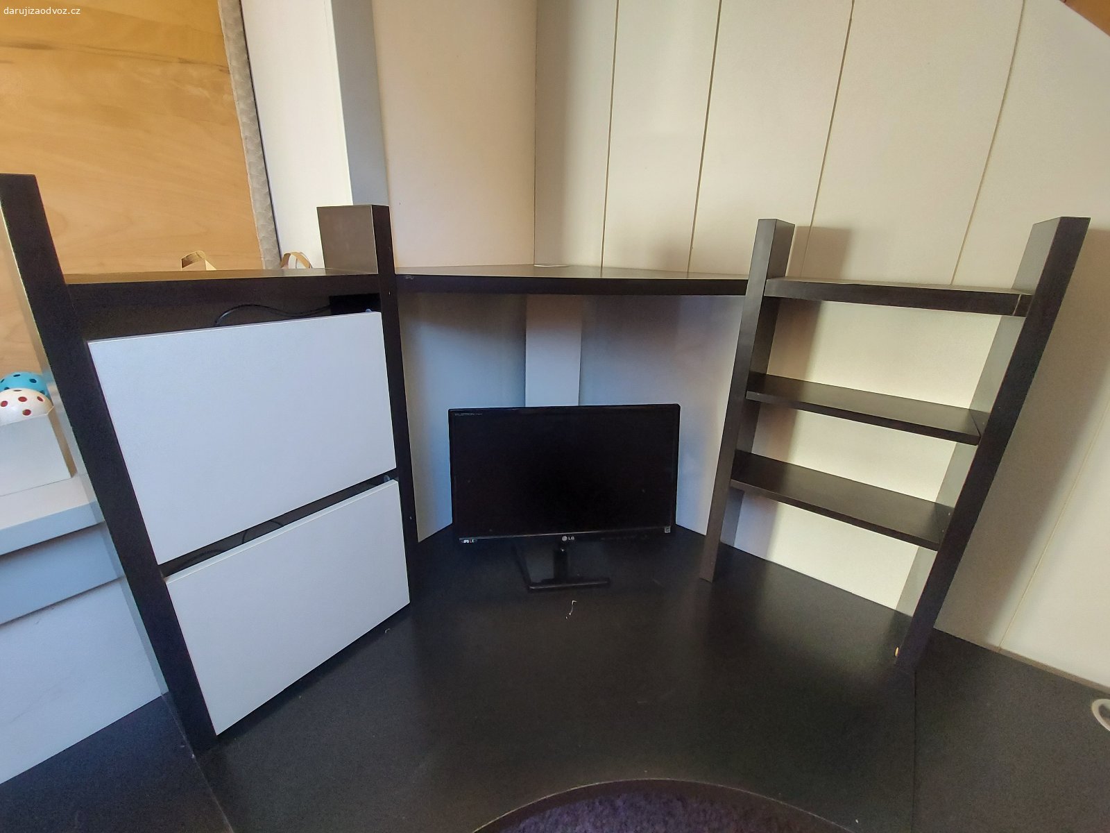 Kancelářský nábytek. Daruji nábytek viz. foto, vše funkční, drobné oděrky z používání.