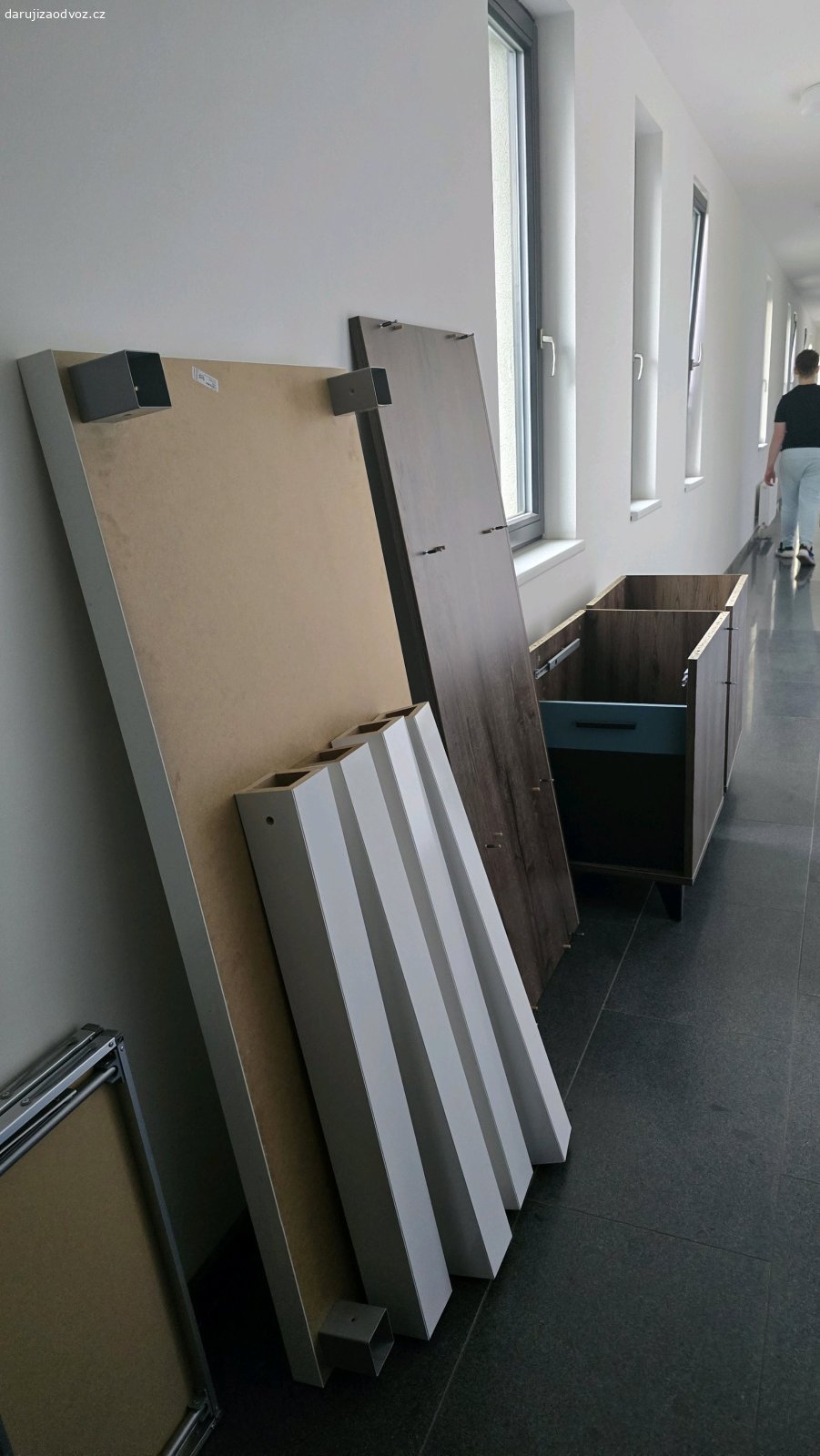 kancelářský stůl. Daruji zdarma kancelářský stůl se dvěma skříňkami ve velmi dobrém stavu.