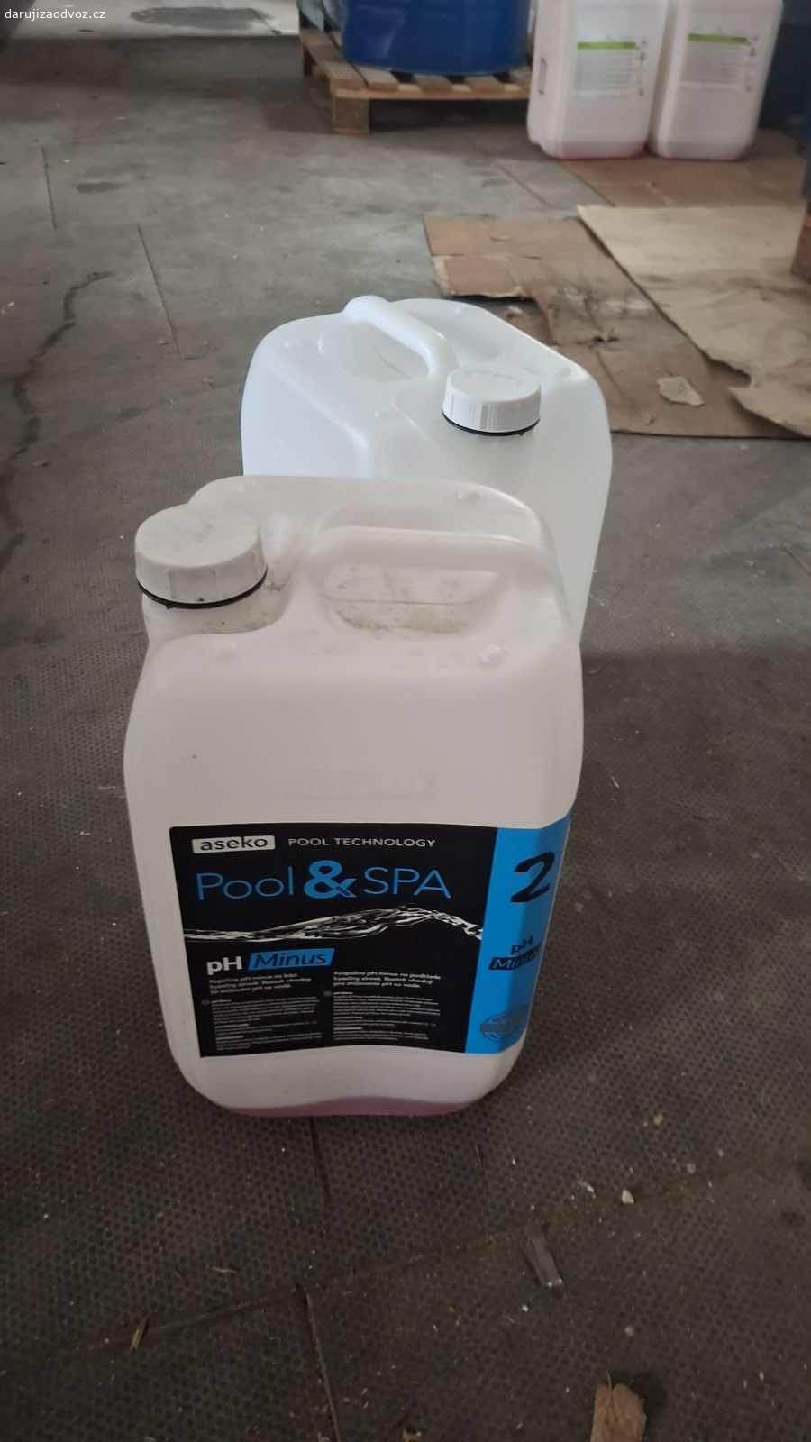 Kanistry. Přenechám zdarma kanistry po bazénové chemii. Čisté, případně k drobnému dovypláchnutí vodou. Cca 50 ks k dispozici. Předání možné Vrbčany nebo Praha - Hloubětín.