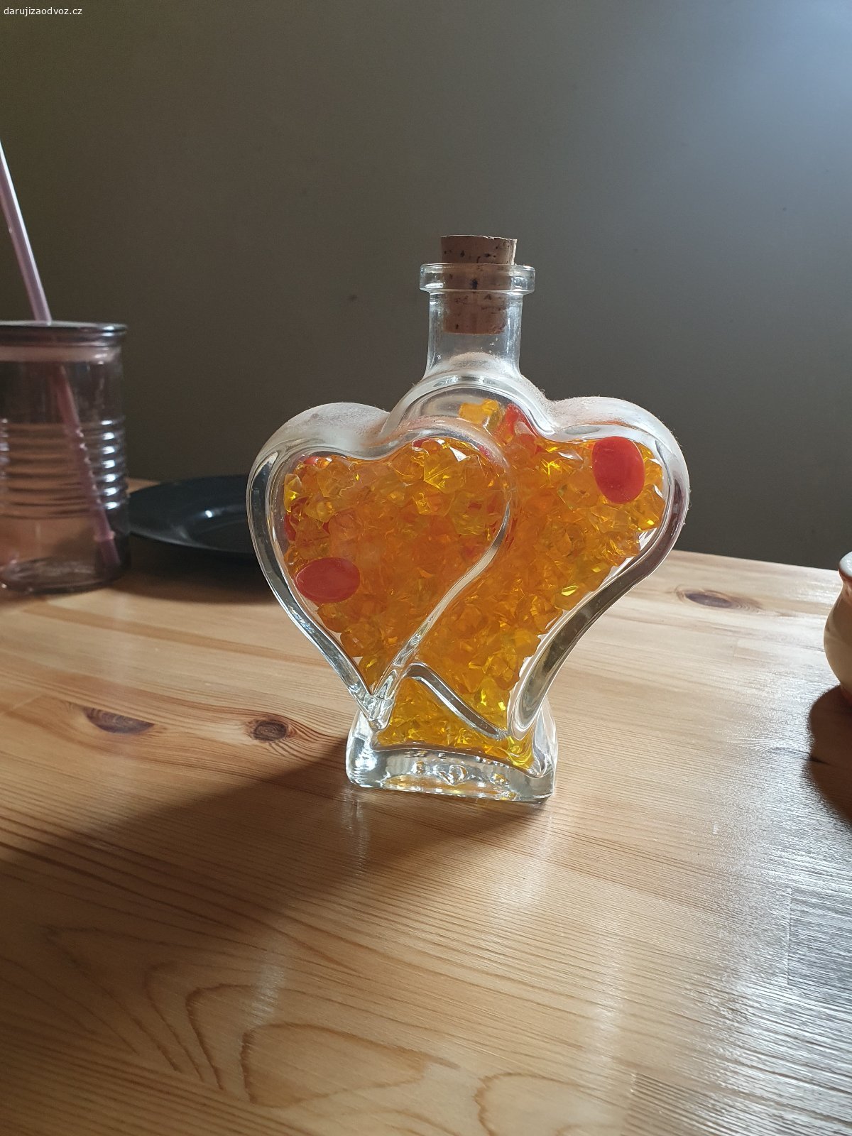 Karafa, vazicka,  nová placatice. Karafa s barevnými kamínky uvnitř,  modrá skleněná vazicka,  placatice- nová ještě v krabičce