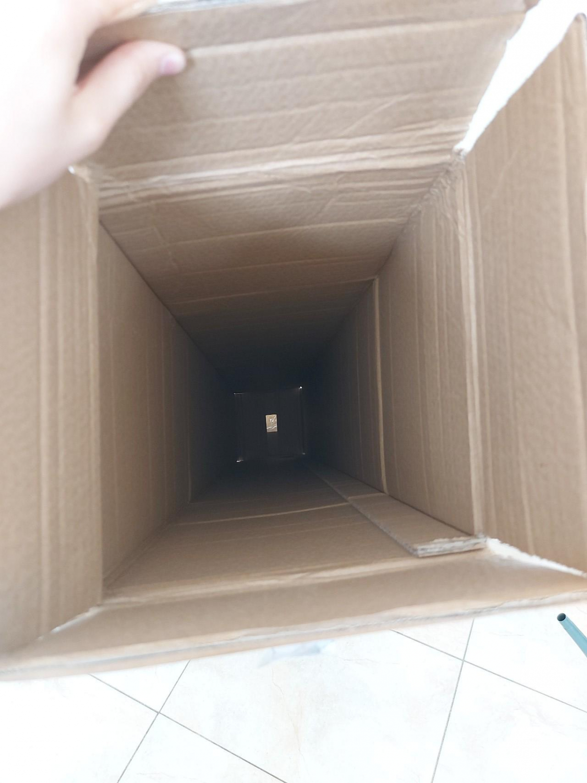 Kartonová krabice za odvoz. cca 155x23x23 cm;
konkrétni místo předání sdělím pouze vážným zájemcům