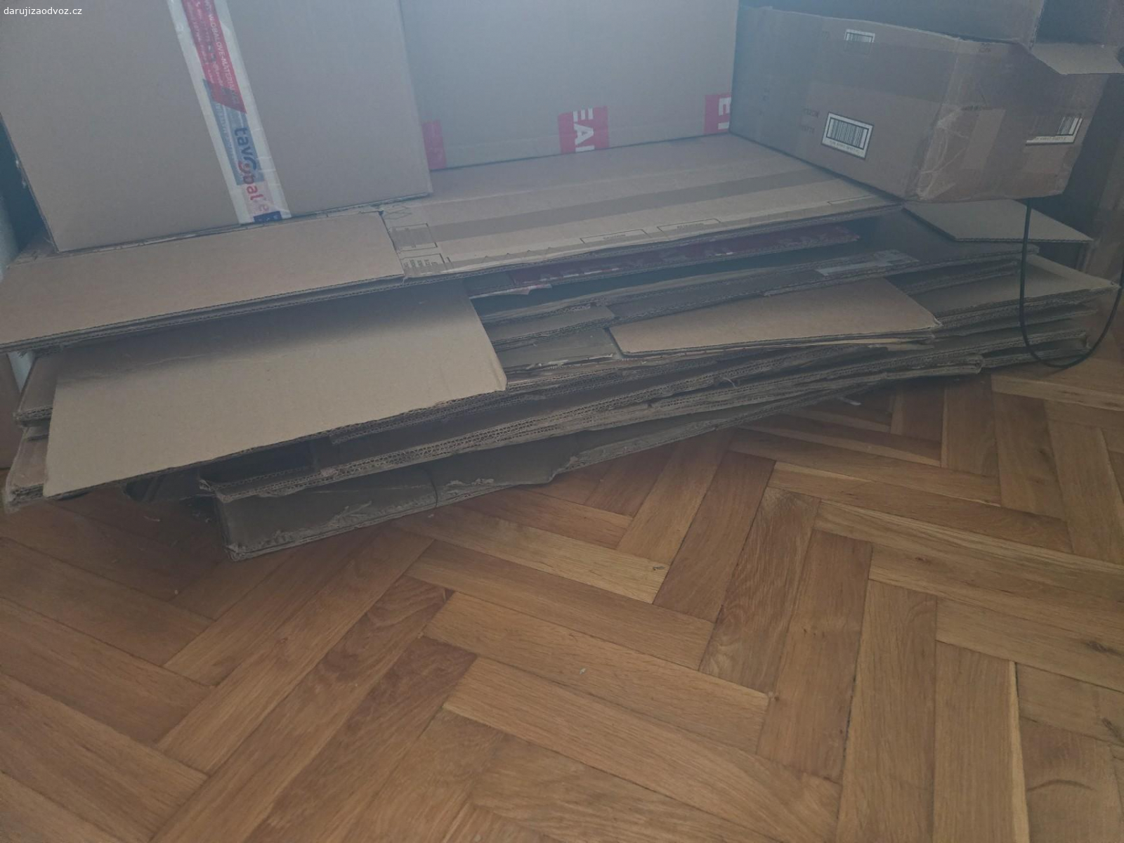 Kartonové krabice ke stěhování. Daruji kartonové krabice vhodné např. ke stěhování, různé rozměry, v průměru 40×65×45 cm (v×š×h). K vyzvednutí na Praze 1 v ulici Truhlářská.