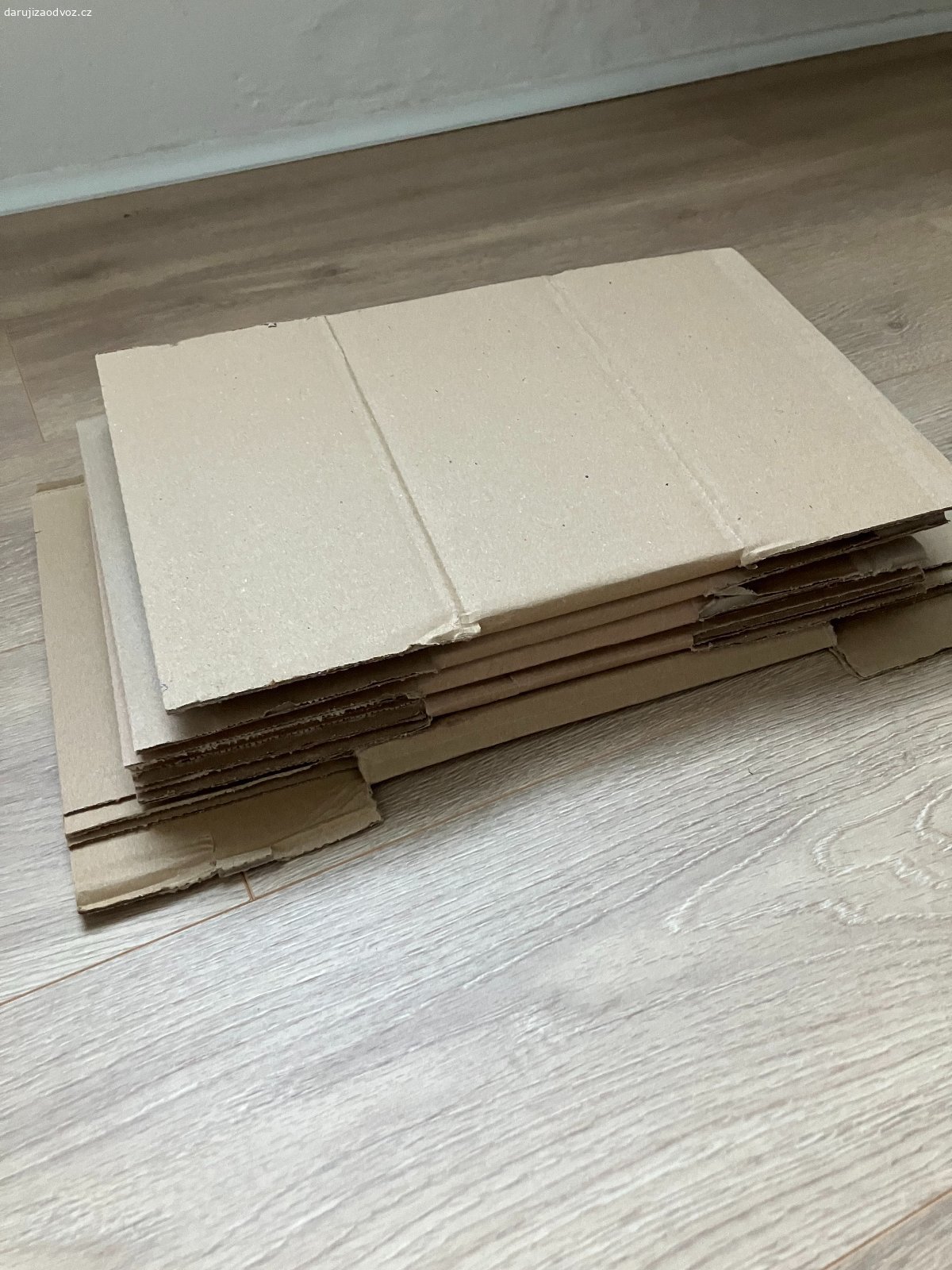 kartonové krabice. Daruji za odvoz kartonové krabice 3ks 24x24x12,5 cm, 1ks o něco větší.