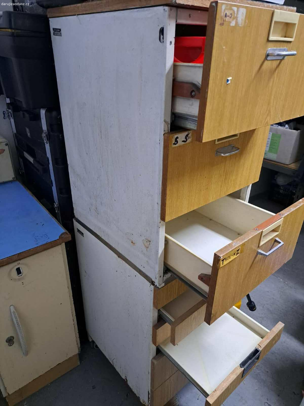 Kartoteční skříňka s šuplíky. Š41, H50, V80 (s koleckama), 
nástavba v67