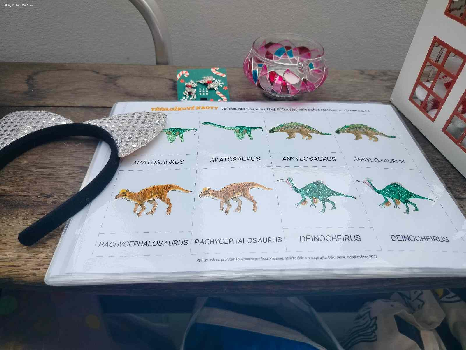 Karty dinosaurů + dekorace. Daruji pouze za odvoz (nezasílám) a vše dohromady - karty dinosaurů (poměrně velký počet karet) zalaminované v tvrdé folii + model domečku + barevný skleněný svícen + úplně nové naušnice s třpytivými soby + čelenku s flitrovými kočičími oušky.