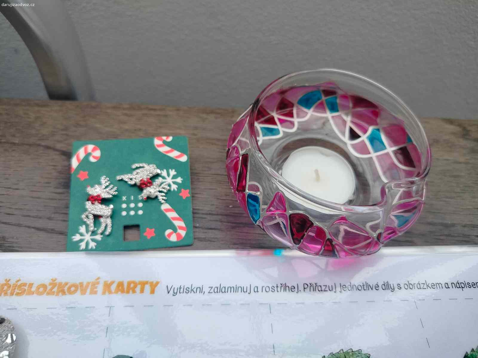 Karty dinosaurů + dekorace. Daruji pouze za odvoz (nezasílám) a vše dohromady - karty dinosaurů (poměrně velký počet karet) zalaminované v tvrdé folii + model domečku + barevný skleněný svícen + úplně nové naušnice s třpytivými soby + čelenku s flitrovými kočičími oušky.