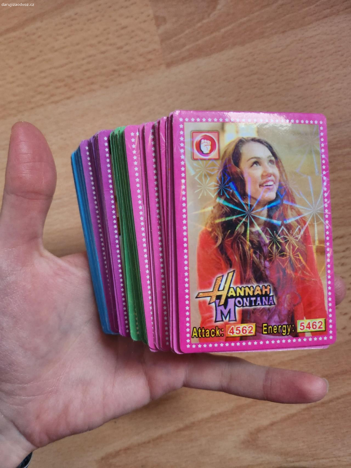 Karty Hannah Montana. Hrací karty, 35 různých karet, kromě jedné všechny dvakrát. Celkem tedy 71 karet. Holografické. Ideálně za odvoz.