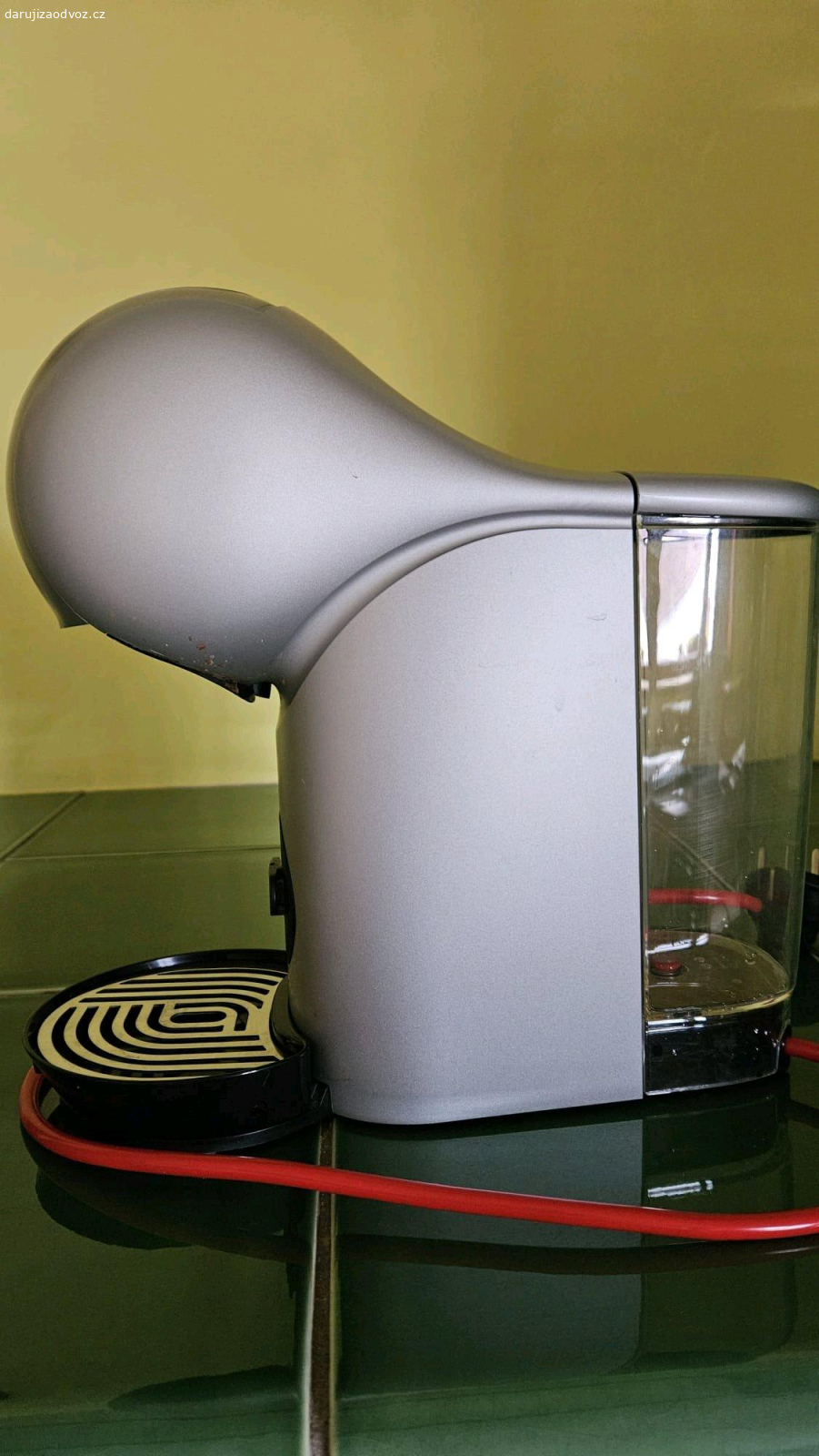 Kávovar Dolce Gusto. Daruji plně funkční kávovar Dolce Gusto. K tomu 15 kapslí a 7 tablet na odvápnění. POUZE OSOBNÍ ODBĚR!!!