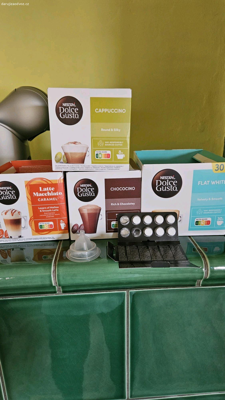 Kávovar Dolce Gusto. Daruji plně funkční kávovar Dolce Gusto. K tomu 15 kapslí a 7 tablet na odvápnění. POUZE OSOBNÍ ODBĚR!!!