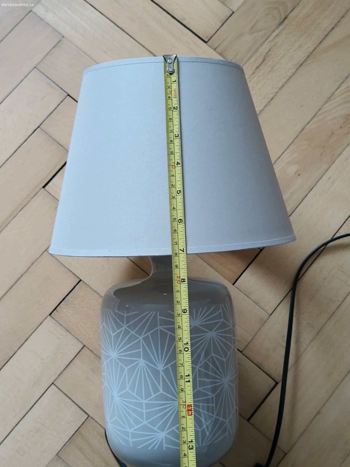 Keramická lampa. Málo používaná, keramická, funkční, vrchní část látka s malým flickem. Jako odměna potěší větší balení toaletního papíru ale není podmínkou.