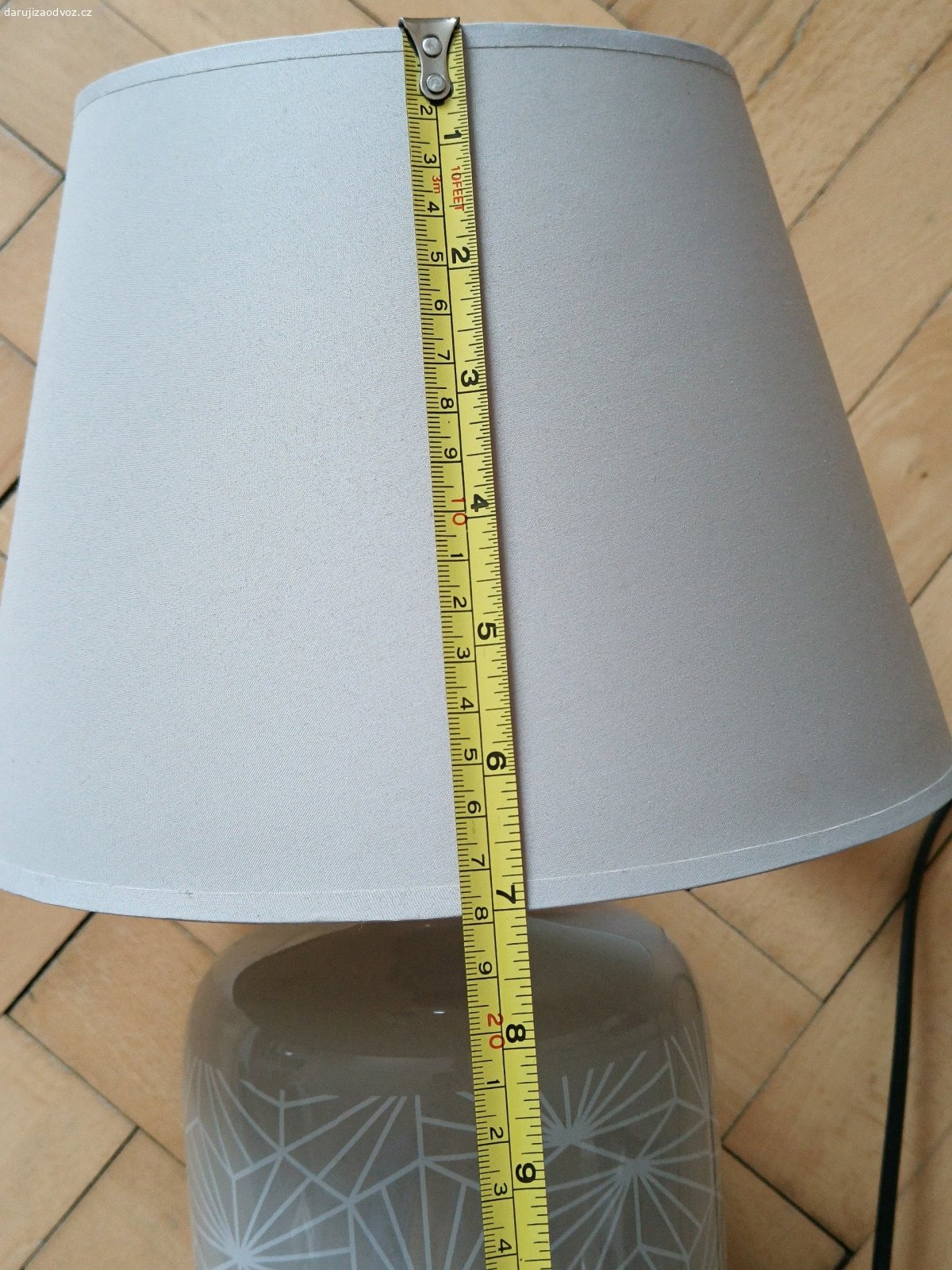 Keramická lampa. Málo používaná, keramická, funkční, vrchní část látka s malým flickem. Jako odměna potěší větší balení toaletního papíru ale není podmínkou.