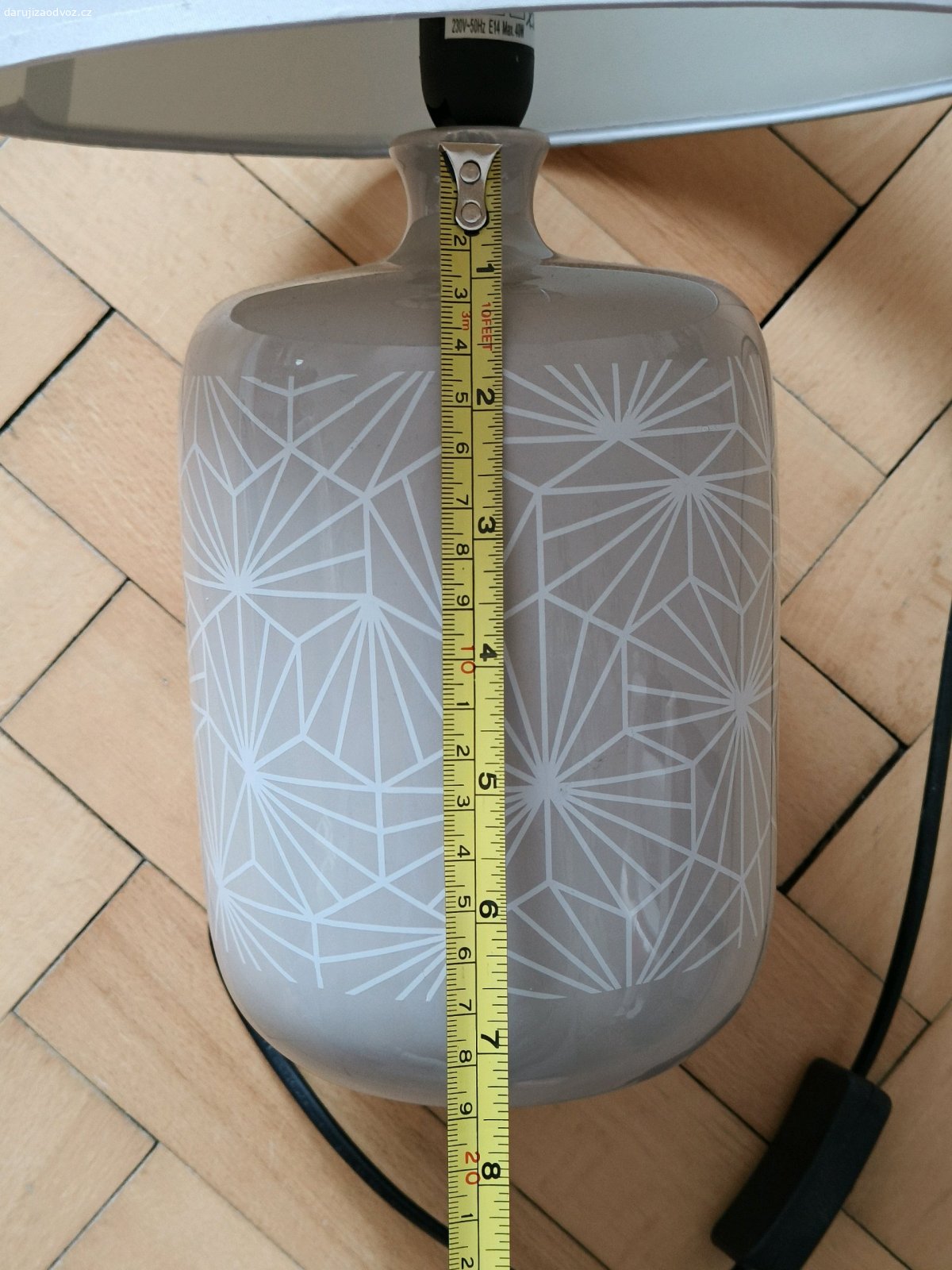 Keramická lampa. Málo používaná, keramická, funkční, vrchní část látka s malým flickem. Jako odměna potěší větší balení toaletního papíru ale není podmínkou.