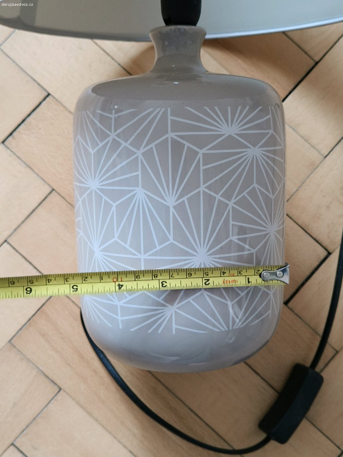 Keramická lampa. Málo používaná, keramická, funkční, vrchní část látka s malým flickem. Jako odměna potěší větší balení toaletního papíru ale není podmínkou.